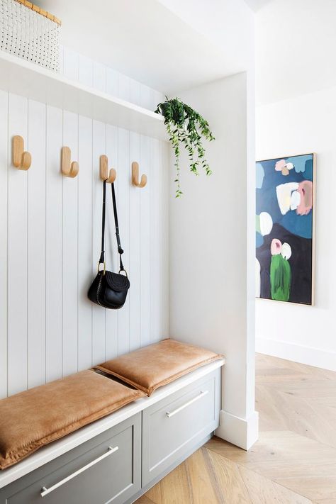 Entry Nook, Vstupná Hala, Mud Room Entry, Mudroom Decor, Mudroom Design, Hal Decor, Home Magazine, Laundry Mud Room, Home Entrance Decor