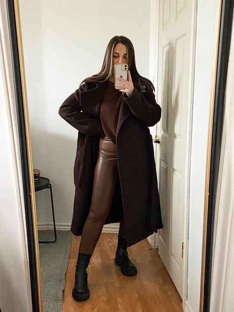 Brown Monochrome Outfit Winter, Brown Outfit Monochrome, Brown Leather Pants Winter Outfit, Brown Leather Tights Outfit, Winter Outfits Brown Pants, Brown Leather Leggings Outfit Winter, Chocolate Leather Pants Outfit, Dark Brown Leggings Outfit, Leather Brown Pants Outfit