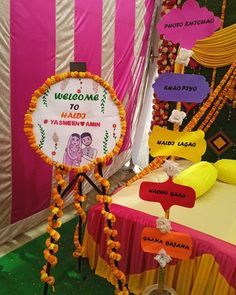 Mehndi Decoration Ideas, Haldi Decoration Ideas, Haldi Ceremony Decorations, Creative Wedding Gifts, Welcome Board, Bridal Gift Wrapping Ideas, Personalized Wedding Decor, Desi Wedding Decor, Mehndi Decor