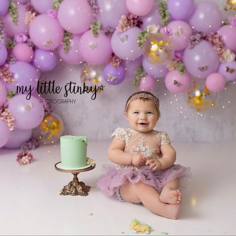 Purple And Gold Cake, Gold Cake Smash, Cake Smash Theme, Diy Photography Props, Tangled Birthday, Baby First Birthday Cake, Picnic Birthday Party, Smash Cake Girl, 1st Birthday Pictures