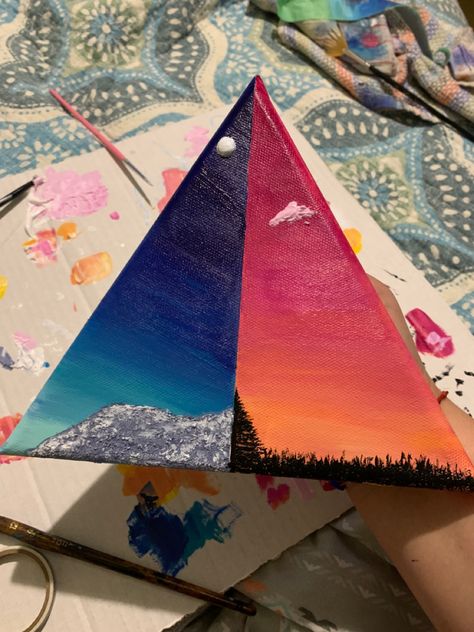 Art With Triangles, Painting Ideas On Triangle Canvas, Triangle Painting Ideas, Triangle Canvas Painting Ideas, Triangle Canvas Painting, Lewandowski Bayern, Triangle Canvas, Wooden Painting, Painting Inspo