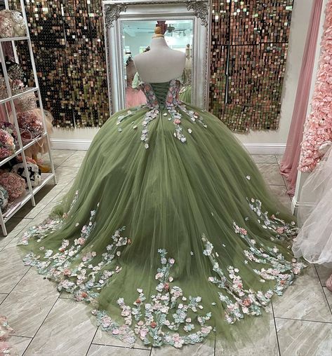 Quince Outfit, Quinceanera Checklist, Ball Gown Sweet 16, Quince Planning, Xv Ideas, Vestido Charro, Quince Stuff, Green Quinceanera Dresses, Mexican Quinceanera