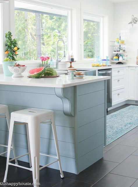 15 Gorgeous White Kitchens with Coloured Islands - The Happy Housie Summer Kitchen Decor, Gorgeous White Kitchen, Winter Kitchen, Kitchen Tour, Kitchen Diy Makeover, Diy Backsplash, Kitchen Decor Ideas, Fixer Upper Style, Classic Kitchen