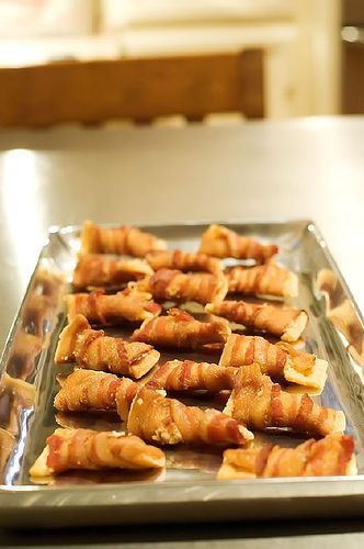 Holiday Bacon Appetizersthepioneerwoman Bacon Cracker, Crackers Appetizers, Club Crackers, Bacon Appetizers, Party Appetizers, Finger Food Appetizers, Snacks Für Party, Bacon Recipes, Christmas Appetizers