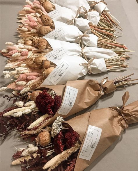 Dried Flowers Arrangement Bouquet, Dried Flower Bunch, Dried Flower Business Ideas, Dried Flower Packaging, Dried Flowers Aesthetic, Dry Flowers Bouquet, Dried Flower Bar, Dried Flower Shop, Dry Bouquet