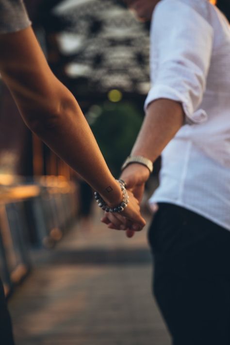 Image Couple Amoureux, Image Couple, Couple Hands, Couple Holding Hands, Love Couple Images, Romantic Couples Photography, Cute Love Wallpapers, Love Couple Photo, Couples Images