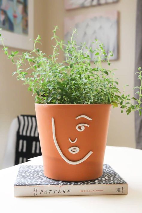 Diy Face Planter, Pot Person, Minimal Face, Pot Craft, Clay Pot People, Christmas Gifts To Make, Fleurs Diy, Clay Face, Face Planters