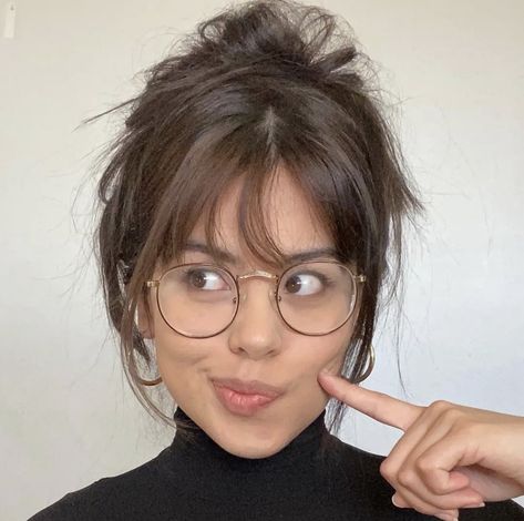 Edgy Bangs, Bangs And Glasses, Edgy Hair Color, Hairstyles With Glasses, Haircuts For Wavy Hair, Wispy Bangs, Hair Color And Cut, Everyday Hairstyles, Brunette Hair