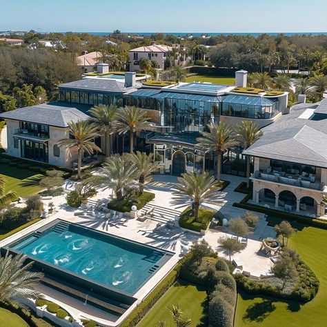 Inside Tom Brady and Gisele Bündchen's Sustainable Clearwater Home Pool Mansion, Tom Brady And Gisele Bundchen, Futuristic Mansion, Luxury House Interior, Hollywood Mansion, Dream House Modern, Billionaire Homes, Celebrity Home, Big Mansions