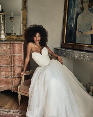 Vera Wang's 10 greatest wedding dresses | Vogue Paris Wedding Dresses Vogue, Bridal Pose, Curly Head, Twilight Wedding, Black Brides, Tina Kunakey, Vera Wang Wedding, Celebrity Wedding Dresses, Vincent Cassel