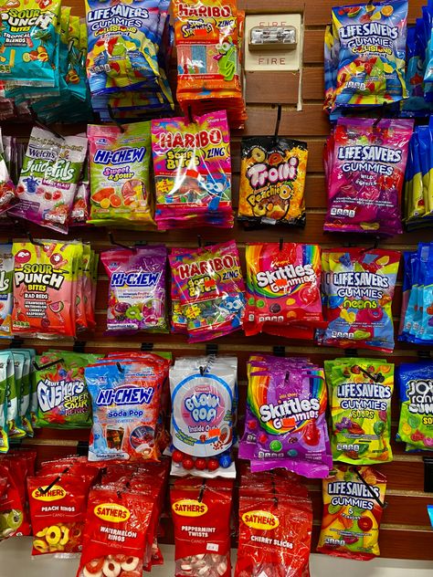 The campus convenience store Convenience Store Snacks, 90s Candy, Candy Salad, Free Mail, American Drinks, Boys Game Room, 2010s Aesthetic, Diy Storage Shelves, Store Snacks