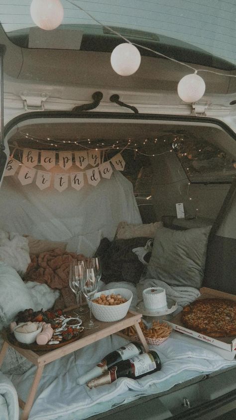 Back Trunk Date Night, Trunk Car Date, Anniversary Camping Ideas, Truck Bed Picnic Ideas, Picnic In Car Trunk, Car Trunk Picnic, Car Trunk Date, Trunk Picnic Date, Car Picnic Date Ideas