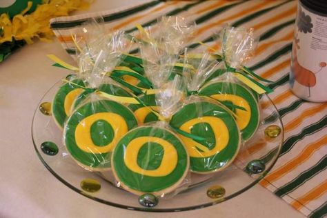 My Oregon cookies on 'catch my party' University Of Oregon Graduation Party, Cheerleading Birthday Party Ideas, Oregon Ducks Party, Cheerleading Birthday, Duck Cookies, Mighty Ducks, Cookie Time, State Of Oregon, Candy Table