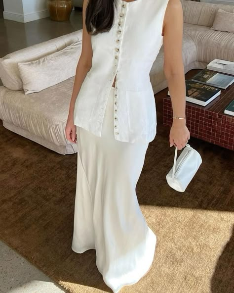 from pinterest Linen Skirt Outfit, White Vest Outfit, Vest Outfits For Women, Italian Summer Outfits, Chic Business Casual, Satin Maxi Skirt, Tailored Clothes, Professional Outfits Women, Maxi Skirt Outfits