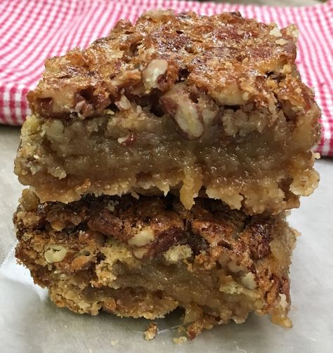 Candied Pecan Dessert Bars are easy to make. They are a delicious dessert for any time of the year, but especially the Thanksgiving and Christmas Holidays. Pecan Pie Bars Easy, Pecan Pie Bars Recipe, Banana Pecan Bread, Cooking Desserts, Pecan Desserts, Pecan Pie Easy, Pie Bar Recipes, Pecan Bars, Pecan Pie Bars