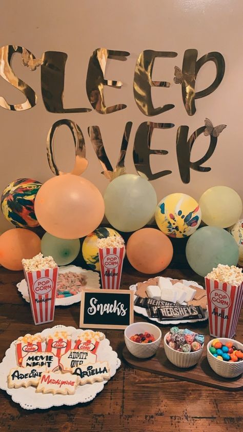 Set up with popcorn and snacks for a girls night , they are children so it’s cute and simple Midnight Feast Sleepover, Aesthetic Sleepover Setup, Sleepover Bedroom Setup, Cute Sleepover Setup, Snack Station Party, Snack Sleepover, Pj Party Grown Up, Sleepover Set Up Ideas, Sleepover Setup