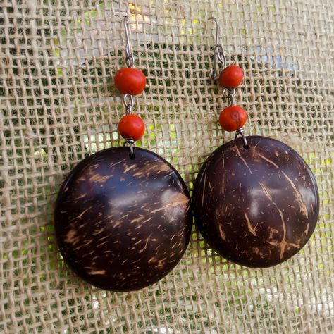 Brinco feito manualmente no coco com semente de açaí Coconut Crafts, Afro Earrings, Coconut Jewelry, Coconut Shell Crafts, Coconut Shell, Shell Crafts, Wooden Jewelry, Diy And Crafts, Coco