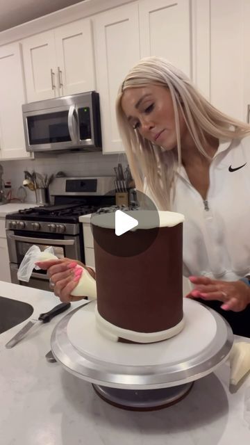 Whitney Berge on Instagram: "🍰 Tips on how to smooth the sides of your cake 🍰   #theblondewhobakes #cakes #cakedecorating #cake #cakeoftheday #dessert #frosting #cakevideo #instagood #foodie #instafood #instagram #yummy #delicious #foodstagram #instagood #instafood #instagram #cakesofinstagram #cakeoftheday" How To Icing A Cake, Store Bought Cake Decorating Hacks, Frosted Cake Designs, How To Frost A Cake, Frost Cake, Cake Icing Tips, Cake Structure, Buttercream Decorating, Decorator Frosting