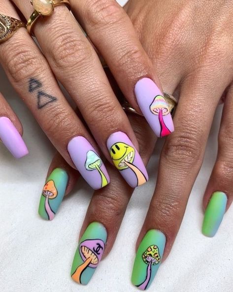 Trippy Nail Designs Acrylic, Trippy Rainbow Nails, Mushroom Nails Acrylic Long, Mushroom Nail Art Acrylic, Funky Festival Nails, Acrylic Nails Trippy, Rainbow Mushroom Nails, Mushrooms Nail Art, Acrylic Nails Mushroom