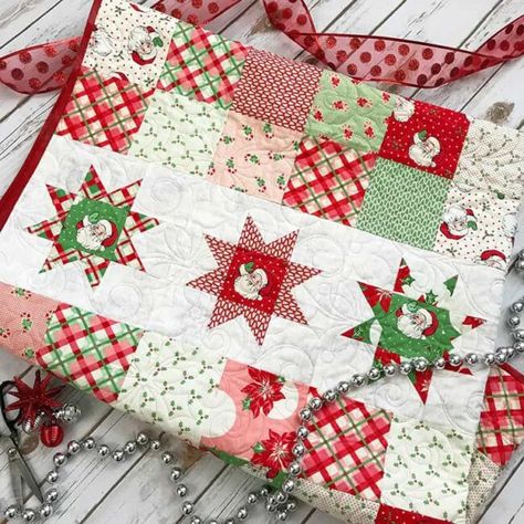 Quilts Beginners, Swell Christmas, Holiday Quilt Patterns, Easy Patchwork, Cake Squares, Christmas Quilting Projects, Layer Cake Quilt Patterns, Simple Quilt, Christmas Quilt Blocks