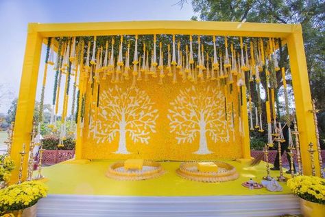 Pellikoduku Haldi Decoration, Outdoor Photobooth Ideas, Haldi Ceremony Decorations Outdoor, Haldi Ceremony Backdrop, Haldi Setup Decor, Haldi Photobooth, Haldi Stage Decoration, Haldi Function Decoration, Haldi Backdrop