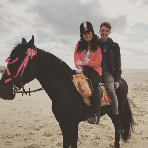 Free Rein Cast, Free Rien, Free Rein Season 2, Free Rein Tv Show, Free Rain, Horse Movies, Free Rein, Horse Costumes, Disney Background