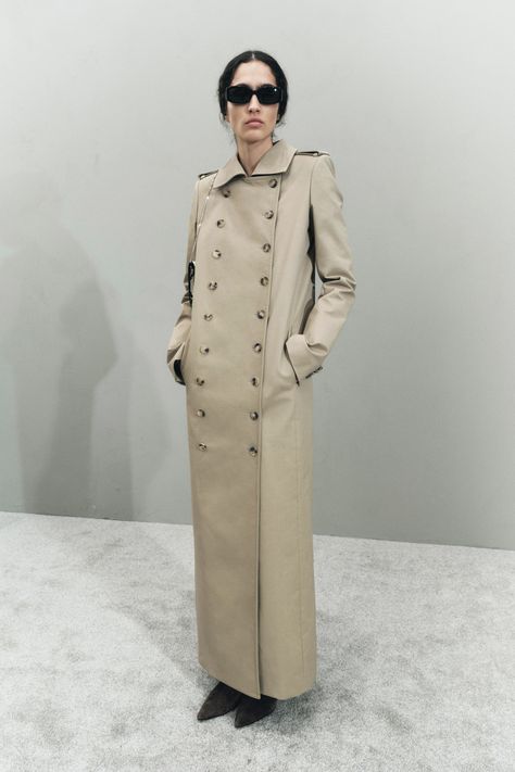 Khaite Resort 2025 Collection Valentino Resort, Resort 2025, Fashion Identity, Dark Look, Camel Coat, Resort Collection, Fashion Wear, Get Dressed, Classy Outfits