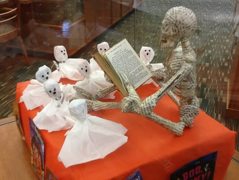 Bookish Halloween Decor, Halloween Display Case School, Halloween Bookstore Displays, Halloween Book Displays Library, Halloween Library Programs, Library Winter Displays, Library Fall Decorations, Haunted Library Decorations, Library Display Case Ideas