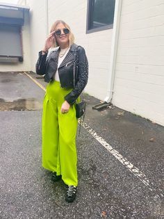 Lime Green Jeans Outfit, Bright Green Wide Leg Pants Outfit, Lime Pants Outfit, Neon Green Pants Outfit, Lime Green Pants Outfit, Lime Green Outfit Ideas, Orange And Green Outfit, Bold Colors Outfits, Green Jeans Outfit