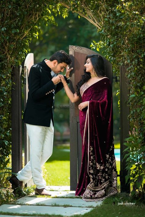 Pre Wedding Shoot Saree Ideas, Velvet Saree Sabyasachi, Pre Wedding In Saree, Resort Couple Photoshoot, Couple In Saree, Saree For Pre Wedding Shoot, Sabyasachi Groom, Saree Sabyasachi, विवाह की फोटोग्राफी की मुद्राएं