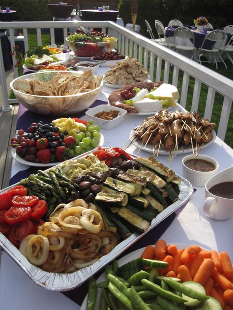 Easy (and Healthy) Party Food menu & table set up.  Diy buffet. Birthday, holiday, barbecue, outdoor or indoor snacks and side dishes.  Grilled or roasted vegetables and selection of fresh fruits. http://simplyrealfood.me/2010/08/03/easy-and-healthy-party-food/ Wedding Food Menu, Healthy Party Food, Barbecue Party, Party Buffet, Party Menu, Food Court, Birthday Food, Wedding Food, Food Menu