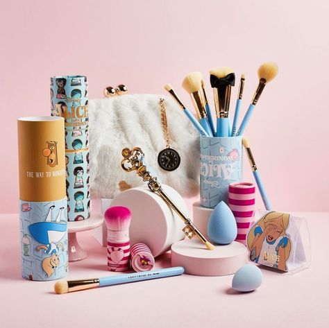 Pretty Makeup Brushes, Disney Coquette, White Rabbit Makeup, Animale Crossing, Alice In Wonderland Makeup, Spectrum Collections, Wonderland Makeup, Bedroom Fun, Cartoon Makeup