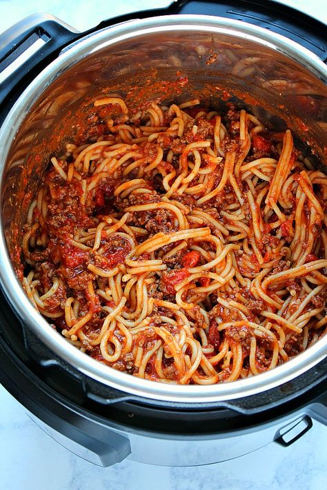 Instant Pot Spaghetti Recipe - the best spaghetti with ground beef, cooked in the pressure cooker. It won't burn and is ready in 20 minutes, from start to finish. Spaghetti In Instant Pot, Spaghetti Instant Pot, Meat Spaghetti, Pressure Cooker Spaghetti, Instant Pot Spaghetti Recipe, Spaghetti With Ground Beef, Instant Pot Spaghetti, Spagetti Recipe, Best Spaghetti