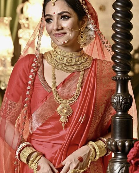 Bengali Wedding Reception Look, Bengali Wedding Reception, Bengali Bride Reception Look, Wedding Reception Look, Kolkata Wedding, Doctor Jewelry, Golden Saree, Champagne Colour, Bengali Bridal Makeup