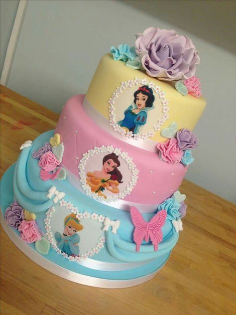 Pastel princesas Kue Disney, Disney Princess Birthday Cakes, Red Birthday Cakes, Princess Cakes, Belle Birthday, Princess Birthday Party Decorations, Disney Princess Cake, Disney Princess Birthday Party, Princess Theme Birthday