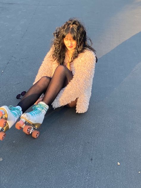 Skate Rink Outfits, Roller Skating Pics, Roller Skates Outfits, Roller Skating Aesthetic Outfits, Rollerskating Aesthetic Outfit, Cute Roller Skating Outfits, Roller Skating Photoshoot, Roller Skate Aesthetic, Skate Aesthetic Outfits