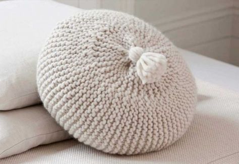 Free Knitting Pattern for a Circular Cushion Knitted Cushion Pattern, Easy Scarf Knitting Patterns, Knitted Cushion Covers, Knitting Patterns Free Blanket, Knitting Machine Patterns, Knitted Cushions, Christmas Knitting Patterns, Easy Knitting Patterns, Scarf Knitting Patterns