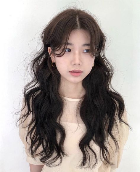 Pretty Curtain Bangs, Asian Hair Medium Length, Asian Hair Perm, Korean Wavy Hair, Wavy Hair Perm, Bangs Wavy Hair, Brown Wavy Hair, Front Hair Styles, Permed Hairstyles