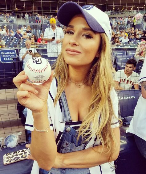 Jessie James Decker on Instagram: “Got that first pitch ball!!! Thanks so much for the amazing hospitality #sandiego #padres #iwillcomebackfasho” Jessie James Decker Hair, Eric And Jessie Decker, Jessica James Decker, Jesse James Decker, Coachella Makeup, Eric Decker, Jessica James, Jessica Rose, Celebrity Couple