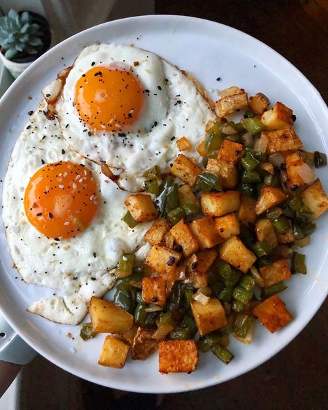 Plats Healthy, Cooking Light Recipes, Fried Eggs, Eat Fat, Cooking Light, Breakfast For Dinner, Vegan Foods, Light Recipes, Aesthetic Food