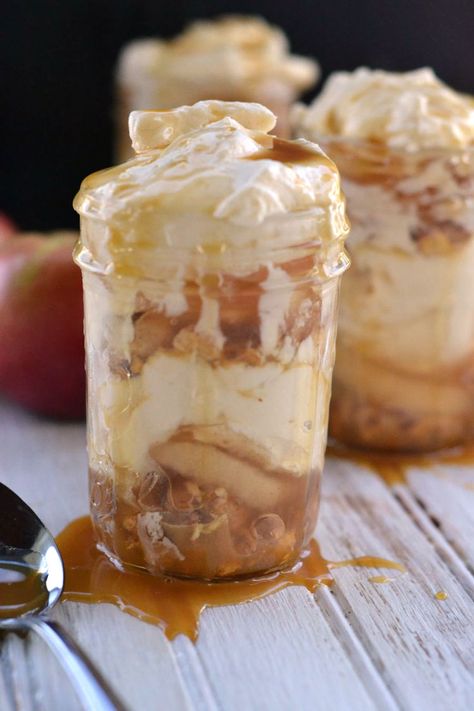 Apple Caramel Cheesecake Recipe – Mason Jar Desserts Apple Pie Jar Desserts, Apple Pie Shooters, Cheesecake In A Jar Recipe, Apple Caramel Cheesecake, Caramel Apple Parfait, Desserts In A Jar, Mason Jar Desserts Recipes, Cheesecake Parfait Recipes, Cup Desserts