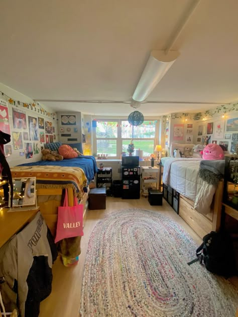 Big Dorm Room Layout, Dorm Room Ideas Best Friends, Shared Dorm Room Aesthetic, College Dorm Double, Dormmates Aesthetic, Double Dorm Room Ideas Layout, College Dorm Room Ideas 2 People, Dorm Room Layouts Double, 4 Person Dorm