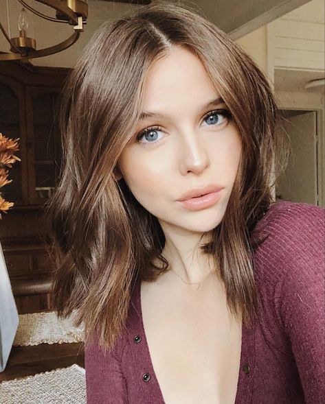 Acacia brinley medium length hair style with curls Acacia Brinley Hair, Collar Bone Hair, Acacia Kersey, Collarbone Length Hair, Curled Hairstyles For Medium Hair, Shoulder Length Curls, Acacia Brinley, Light Curls, Haircuts For Fine Hair