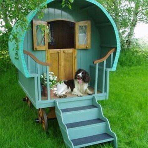 oh my god this is sooooo cute...an old gypsie style Dog House Cool Dog Houses, Dog House Diy, Animal House, Dog Houses, Diy Dog Stuff, Dog House, Pet Grooming, Mans Best Friend, Dog Life