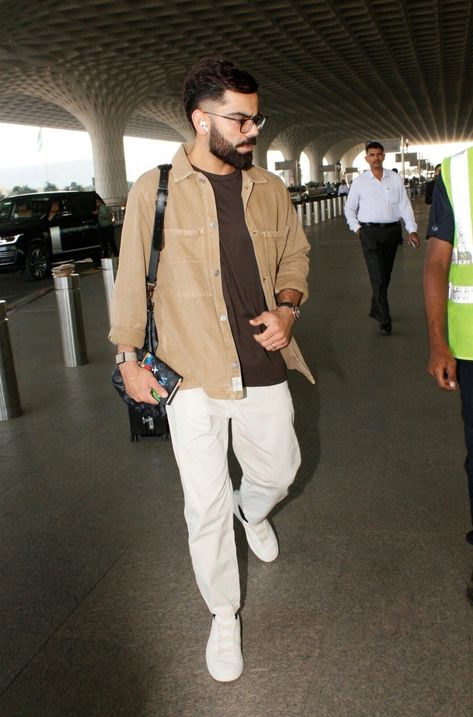 Virat Kohli Fashion Outfits, Virat Kohli Airport Looks, Virat Kohli Outfits, Mens Airport Outfit, Mens Airport Style, Airport Outfit Men, Kohli Hairstyle, Mens Travel Style, Travelling Outfit