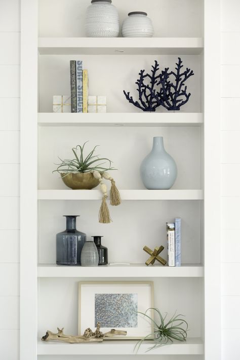 Shelf Styling — Emily Moss Designs Coastal Shelf Decor, Niche Decorating Ideas, Decor Vignettes, Living Pequeños, Little Shelf, Shelf Decor Living Room, Styling Shelves, Decorating Bookshelves, Bookcase Styling