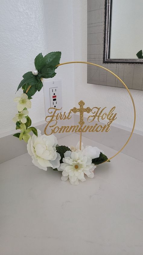 Hoop centerpiece Communion Decor, Hoop Centerpiece, Communion Centerpieces, Recuerdos Primera Comunion Ideas, First Communion Decorations, Communion Decorations, Baby Birthday Decorations, Cricut Christmas Ideas, First Communion Party