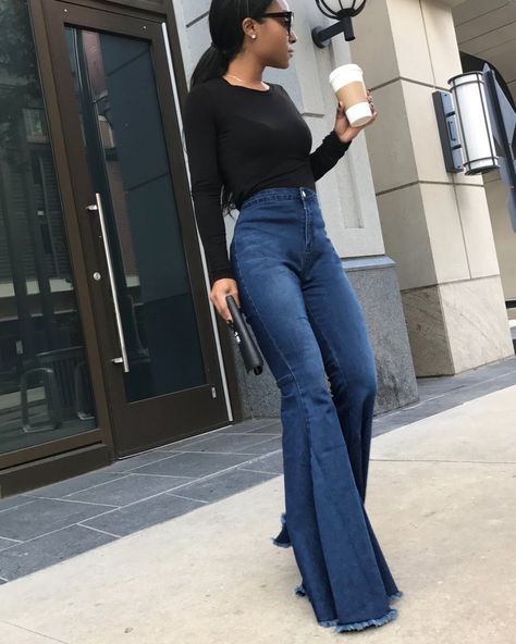 Blue Bell Bottom Jeans Outfit, Bellbottom Pants Outfits, Bottom Jeans Outfit, Bell Bottom Outfits, Bell Bottom Jeans Outfit, Flare Jeans Style, Denim Inspiration, Wideleg Pants, Blue Bell