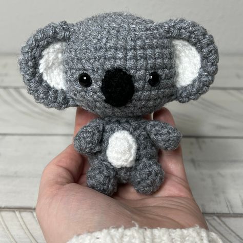 Kenny the Mini Koala Free Pattern Koala Pattern, Teddy Bear Patterns Free, Bear Patterns Free, Crochet Teddy Bear Pattern, Animal Crochet, Mini Crochet, Plushie Patterns, Crochet Animals Free Patterns, Crochet Design Pattern