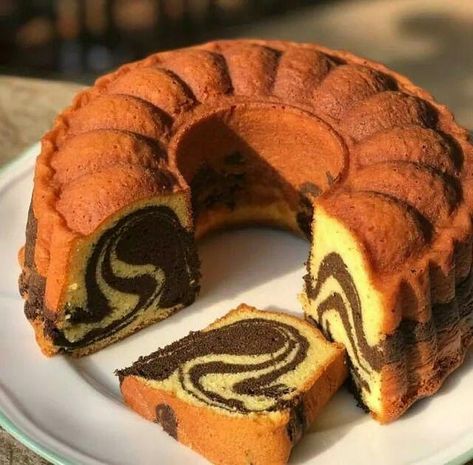 Ayo double klik biar kami dapat ❤ kamu dan selalu semangat update tiap harinya Bolu Macan 🐯 Bahan 12 kuning telur 400 gram margarin 400… Bolu Cake, Cake Oven, Resepi Biskut, Indonesian Desserts, Marble Cake Recipes, Resep Cake, Zebra Cake, Traditional Cakes, Marble Cake